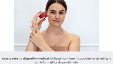 Ventuze chinezești – definiție, istorie și utilizare Ventuzele chinezești sunt instrumente utilizate în terapia de cabinet și în cosmetică, iar lucrul cu acestea presupune crearea unui vid pe piele. Astfel, este stimulată, printre altele, circulația sângelui și a limfei, ceea ce poate aduce beneficii pentru sănătate. Istoria ventuzelor datează din antichitate, când erau folosite în diverse culturi, inclusiv în China, unde au câștigat o popularitate deosebită. Tradițiile legate de utilizarea lor includ atât aspecte terapeutice, cât și cosmetice, ceea ce le face un instrument versatil în terapia manuală. Istoria ventuzelor chinezești este bogată și variată. În China și Egiptul antic, ventuzele erau folosite ca metodă de tratare a numeroaselor afecțiuni. De-a lungul timpului, utilizarea lor a evoluat, iar tehnicile au fost adaptate în medicina modernă. Abordarea contemporană a ventuzelor chinezești îmbină metodele tradiționale cu descoperiri noi, permițând o utilizare mai eficientă în domeniul cosmetic. Tipuri de ventuze chinezești și proprietățile acestora Ventuzele chinezești pot fi clasificate în mai multe tipuri, inclusiv ventuze cu foc, fără foc, din cauciuc, silicon sau chiar electrice. Ventuzele cu foc sunt fabricate din sticlă și necesită încălzire în timpul terapiei. Ventuzele fără foc, adesea realizate din plastic, funcționează pe baza unei pompe și sunt mai sigure pentru persoanele fără experiență. Ventuzele din cauciuc și silicon sunt flexibile, ceea ce le face ușor de utilizat – inclusiv în zona feței. Pe de altă parte, ventuzele electrice sunt cunoscute pentru utilizarea lor în masajul anticelulitic, care a devenit recent extrem de popular în rândul femeilor. Fiecare dintre aceste tipuri are proprietăți specifice care influențează modul în care sunt folosite în terapie și cosmetică. Proprietățile ventuzelor chinezești variază în funcție de tipul acestora. Ventuzele cu foc sunt frecvent utilizate în terapia durerii, în timp ce ventuzele din silicon pot fi folosite pentru masaj. Mecanismul de extravazare care are loc în timpul utilizării ventuzelor contribuie la îmbunătățirea circulației și aspectului pielii. Indicațiile pentru utilizarea lor includ atât terapii medicale, cât și tratamente cosmetice, ceea ce le face un instrument extrem de versatil! Utilizări terapeutice și cosmetice ale ventuzelor Ventuzele chinezești au numeroase aplicații terapeutice, inclusiv influențarea circulației sângelui și limfei. Prin stimularea acestor procese, aplicarea ventuzelor pe corp poate ameliora diverse afecțiuni și poate sprijini organismul în întărirea sistemului imunitar. Efectul lor constă în creșterea fluxului sanguin, ceea ce poate contribui la oxigenarea mai bună a țesuturilor și accelerarea proceselor de regenerare. În cosmetică, ventuzele chinezești sunt folosite în principal pentru combaterea celulitei și îmbunătățirea elasticității pielii. Tratamentele regulate pot aduce rezultate vizibile, precum netezirea pielii sau reducerea imperfecțiunilor. Datorită proprietăților lor stimulatoare, ventuzele pot sprijini procesele de detoxifiere ale organismului, ceea ce influențează pozitiv și aspectul pielii. Tehnici de masaj și instrucțiuni de utilizare Pentru a folosi eficient ventuzele chinezești în masaj, este important să cunoști tehnicile de bază de aplicare. Este esențial să pregătești corespunzător pielea înainte de tratament, de exemplu prin aplicarea unui ulei. Ventuzele se aplică pe piele, iar durata tratamentului trebuie adaptată nevoilor individuale. Tehnica de aplicare și deplasare a ventuzelor pe piele este esențială pentru eficiența tratamentului! Procedura diferă ușor în funcție de aplicarea statică a ventuzelor sau de masajul cu ventuze. Siguranța utilizării ventuzelor chinezești este importantă, de aceea este recomandat să respecți câteva reguli. Masajul trebuie efectuat regulat, dar cu moderație, pentru a obține cele mai bune rezultate. Utilizarea uleiurilor este recomandată, iar tehnicile de deplasare a ventuzelor trebuie adaptate sensibilității pielii. Este de asemenea recomandat să consulți un medic înainte de a începe terapia. Contraindicații și siguranța utilizării Anumite categorii de persoane ar trebui să evite utilizarea ventuzelor chinezești. Printre acestea se numără femeile însărcinate, persoanele cu afecțiuni ale pielii și cele cu probleme de coagulare a sângelui. Este întotdeauna important să te informezi cu privire la contraindicații și să nu acționezi pripit. Utilizarea incorectă a ventuzelor poate duce la efecte nedorite, de aceea este esențial să fii pe deplin conștient! În timpul utilizării ventuzelor chinezești, trebuie respectate măsuri adecvate de precauție. Este important să nu presezi ventuza prea tare pe piele, deoarece acest lucru poate provoca vânătăi sau alte efecte nedorite. Consultarea unui medic înainte de începerea terapiei este recomandată pentru a asigura siguranța și eficiența tratamentelor.