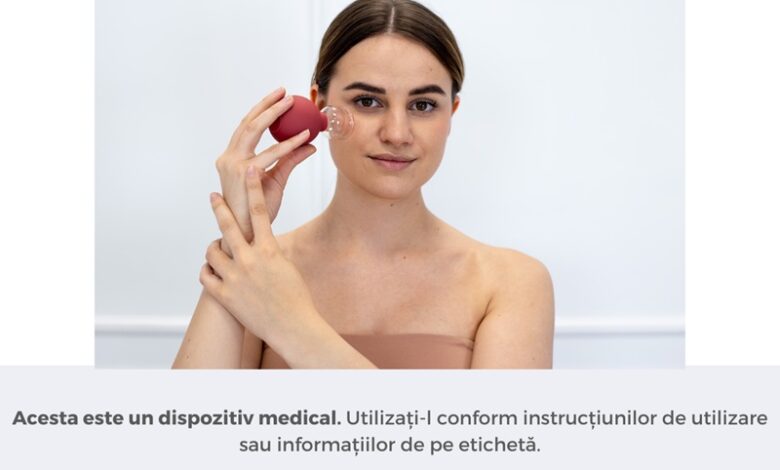 Ventuze chinezești – definiție, istorie și utilizare Ventuzele chinezești sunt instrumente utilizate în terapia de cabinet și în cosmetică, iar lucrul cu acestea presupune crearea unui vid pe piele. Astfel, este stimulată, printre altele, circulația sângelui și a limfei, ceea ce poate aduce beneficii pentru sănătate. Istoria ventuzelor datează din antichitate, când erau folosite în diverse culturi, inclusiv în China, unde au câștigat o popularitate deosebită. Tradițiile legate de utilizarea lor includ atât aspecte terapeutice, cât și cosmetice, ceea ce le face un instrument versatil în terapia manuală. Istoria ventuzelor chinezești este bogată și variată. În China și Egiptul antic, ventuzele erau folosite ca metodă de tratare a numeroaselor afecțiuni. De-a lungul timpului, utilizarea lor a evoluat, iar tehnicile au fost adaptate în medicina modernă. Abordarea contemporană a ventuzelor chinezești îmbină metodele tradiționale cu descoperiri noi, permițând o utilizare mai eficientă în domeniul cosmetic. Tipuri de ventuze chinezești și proprietățile acestora Ventuzele chinezești pot fi clasificate în mai multe tipuri, inclusiv ventuze cu foc, fără foc, din cauciuc, silicon sau chiar electrice. Ventuzele cu foc sunt fabricate din sticlă și necesită încălzire în timpul terapiei. Ventuzele fără foc, adesea realizate din plastic, funcționează pe baza unei pompe și sunt mai sigure pentru persoanele fără experiență. Ventuzele din cauciuc și silicon sunt flexibile, ceea ce le face ușor de utilizat – inclusiv în zona feței. Pe de altă parte, ventuzele electrice sunt cunoscute pentru utilizarea lor în masajul anticelulitic, care a devenit recent extrem de popular în rândul femeilor. Fiecare dintre aceste tipuri are proprietăți specifice care influențează modul în care sunt folosite în terapie și cosmetică. Proprietățile ventuzelor chinezești variază în funcție de tipul acestora. Ventuzele cu foc sunt frecvent utilizate în terapia durerii, în timp ce ventuzele din silicon pot fi folosite pentru masaj. Mecanismul de extravazare care are loc în timpul utilizării ventuzelor contribuie la îmbunătățirea circulației și aspectului pielii. Indicațiile pentru utilizarea lor includ atât terapii medicale, cât și tratamente cosmetice, ceea ce le face un instrument extrem de versatil! Utilizări terapeutice și cosmetice ale ventuzelor Ventuzele chinezești au numeroase aplicații terapeutice, inclusiv influențarea circulației sângelui și limfei. Prin stimularea acestor procese, aplicarea ventuzelor pe corp poate ameliora diverse afecțiuni și poate sprijini organismul în întărirea sistemului imunitar. Efectul lor constă în creșterea fluxului sanguin, ceea ce poate contribui la oxigenarea mai bună a țesuturilor și accelerarea proceselor de regenerare. În cosmetică, ventuzele chinezești sunt folosite în principal pentru combaterea celulitei și îmbunătățirea elasticității pielii. Tratamentele regulate pot aduce rezultate vizibile, precum netezirea pielii sau reducerea imperfecțiunilor. Datorită proprietăților lor stimulatoare, ventuzele pot sprijini procesele de detoxifiere ale organismului, ceea ce influențează pozitiv și aspectul pielii. Tehnici de masaj și instrucțiuni de utilizare Pentru a folosi eficient ventuzele chinezești în masaj, este important să cunoști tehnicile de bază de aplicare. Este esențial să pregătești corespunzător pielea înainte de tratament, de exemplu prin aplicarea unui ulei. Ventuzele se aplică pe piele, iar durata tratamentului trebuie adaptată nevoilor individuale. Tehnica de aplicare și deplasare a ventuzelor pe piele este esențială pentru eficiența tratamentului! Procedura diferă ușor în funcție de aplicarea statică a ventuzelor sau de masajul cu ventuze. Siguranța utilizării ventuzelor chinezești este importantă, de aceea este recomandat să respecți câteva reguli. Masajul trebuie efectuat regulat, dar cu moderație, pentru a obține cele mai bune rezultate. Utilizarea uleiurilor este recomandată, iar tehnicile de deplasare a ventuzelor trebuie adaptate sensibilității pielii. Este de asemenea recomandat să consulți un medic înainte de a începe terapia. Contraindicații și siguranța utilizării Anumite categorii de persoane ar trebui să evite utilizarea ventuzelor chinezești. Printre acestea se numără femeile însărcinate, persoanele cu afecțiuni ale pielii și cele cu probleme de coagulare a sângelui. Este întotdeauna important să te informezi cu privire la contraindicații și să nu acționezi pripit. Utilizarea incorectă a ventuzelor poate duce la efecte nedorite, de aceea este esențial să fii pe deplin conștient! În timpul utilizării ventuzelor chinezești, trebuie respectate măsuri adecvate de precauție. Este important să nu presezi ventuza prea tare pe piele, deoarece acest lucru poate provoca vânătăi sau alte efecte nedorite. Consultarea unui medic înainte de începerea terapiei este recomandată pentru a asigura siguranța și eficiența tratamentelor.